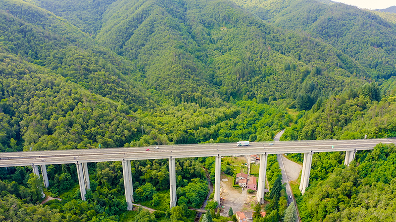 A12: chiuso ai tir il viadotto Valle Ragone