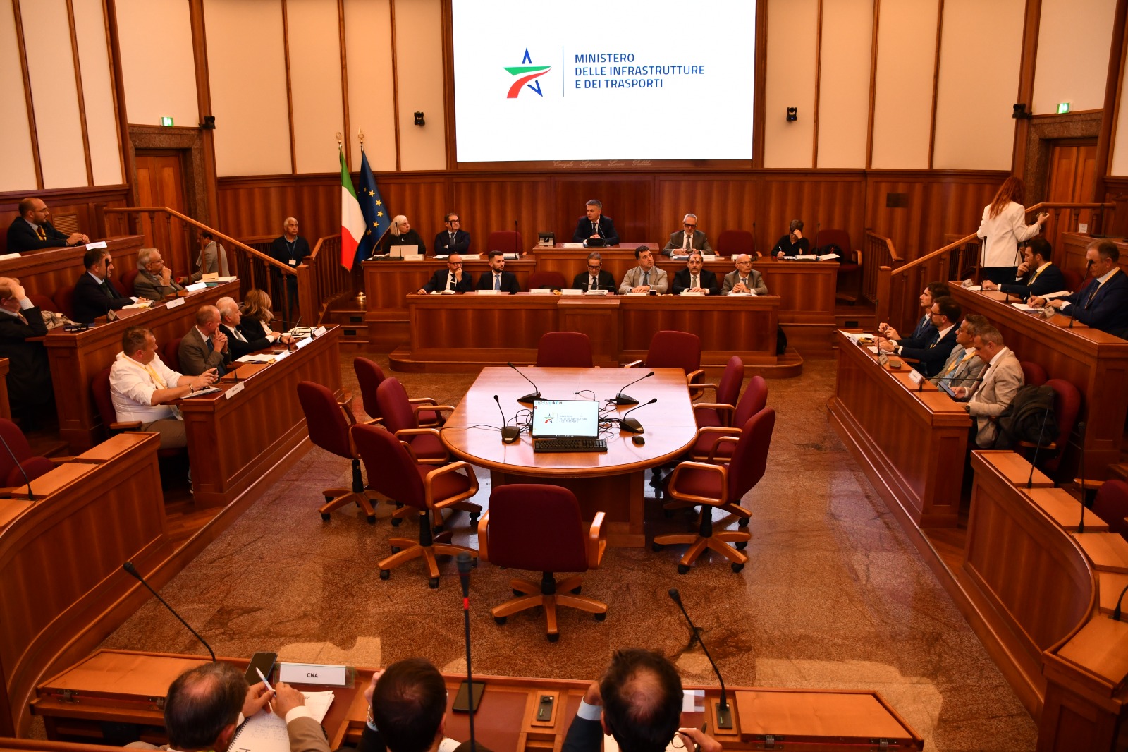 Al MIT la prima riunione del Tavolo su autotrasporto e logistica. Si lavora sulle priorità del settore